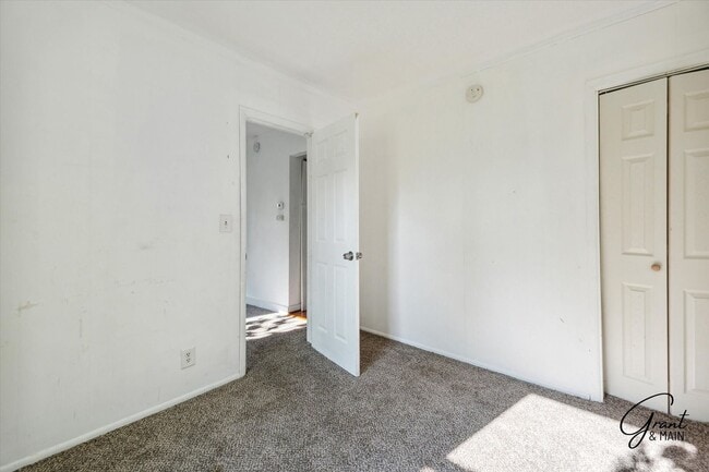 Building Photo - $1,200/month - 2 Bed 1 Bath in Roseville