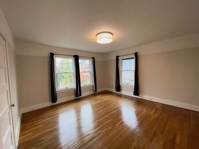 Building Photo - Elegant 4BR 2.5Bath Home with Fenced Yard & Garage Across from Seattle Prep**2 weeks free**