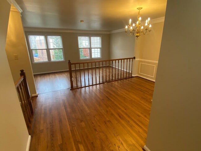 Building Photo - A three bedroom plus den, three and one half bath townhouse conveniently located in Rockville Mar...