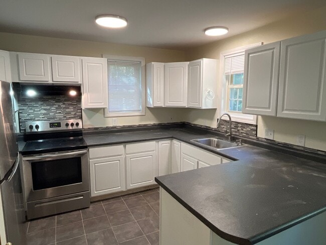 Building Photo - 3 Bedroom, 2 bath home newly renovated wit...