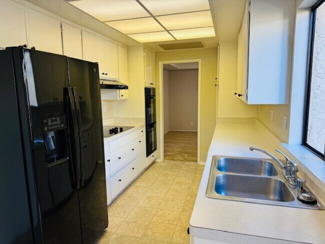 Building Photo - Wonderful, single level townhome w/attached garage available for move-in now!