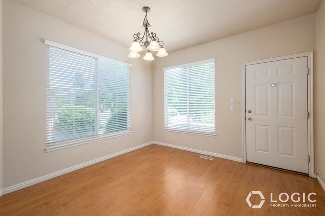Building Photo - 9526 Fairway View Dr S