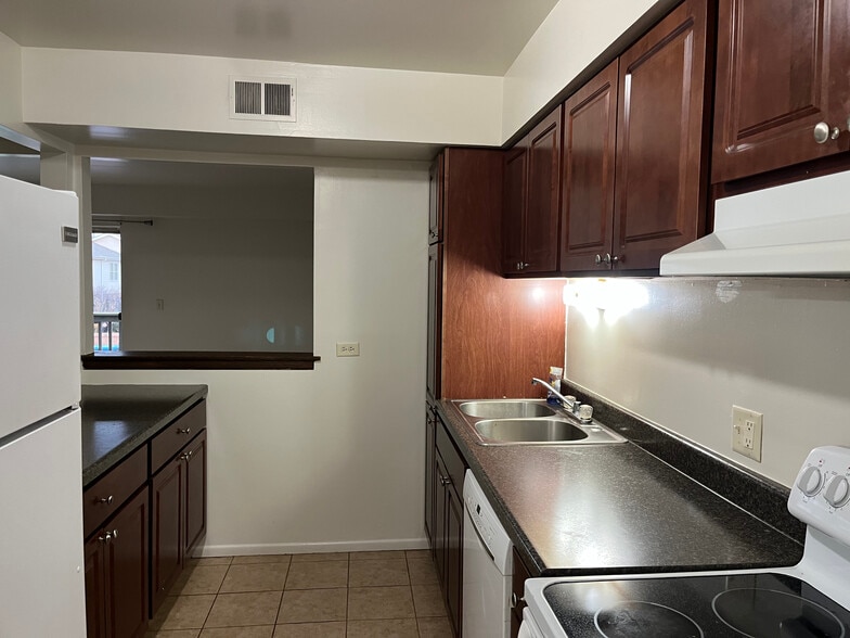 Building Photo - 3219 W Lake Ave