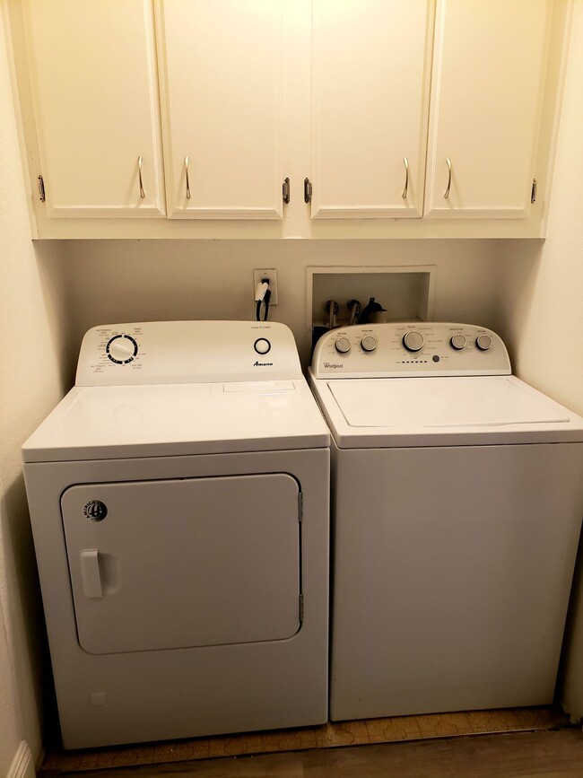 Building Photo - 713 Huntley Dr