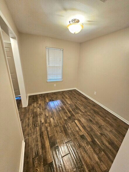 Building Photo - 516 Colynwood Dr