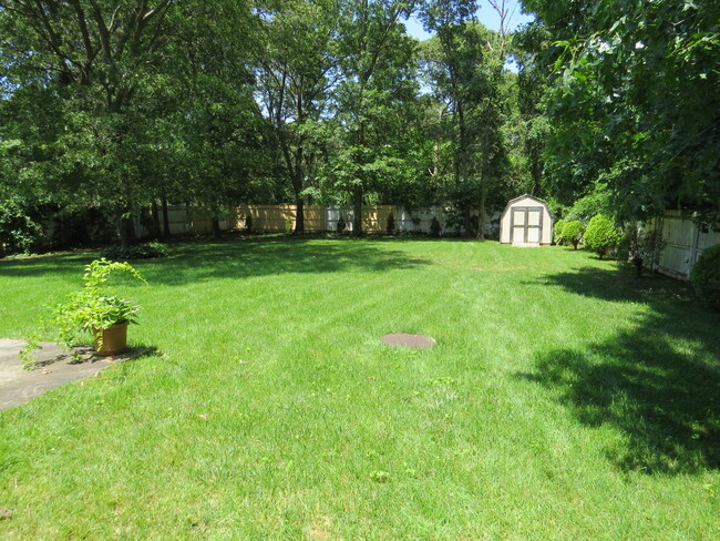 Building Photo - 4 Bedroom Spacious Hi-Ranch
