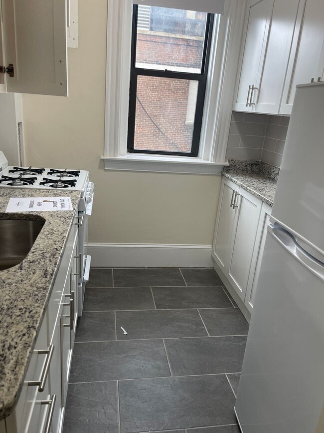 Building Photo - PACKARDS CORNER Sunny Studio EVERYTHING INCLUDED, TOP FLOOR now or MAY