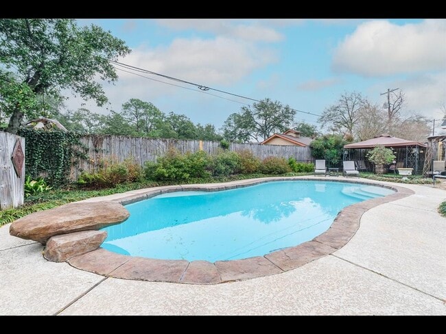 Building Photo - 9910 Pine Lake Dr