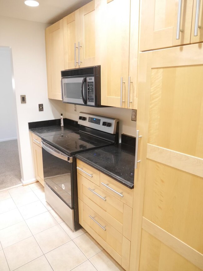 Building Photo - RENT SPECIAL - 1/2 SECOND MONTHS RENT - Ch...