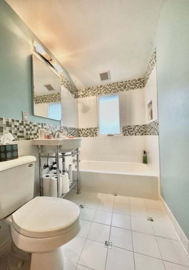 Building Photo - Beautiful / Spacious 3 Bed 3 Bath Ranch Style Single Family Home!