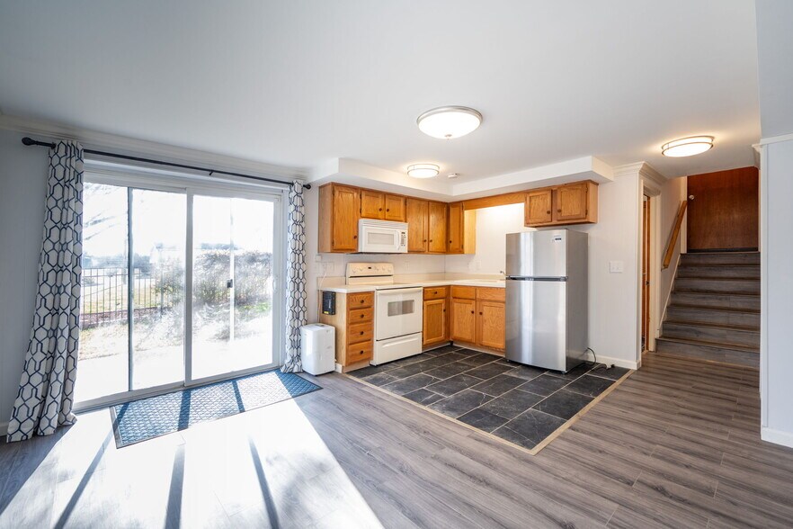 Building Photo - 85 Meadowdew Ln