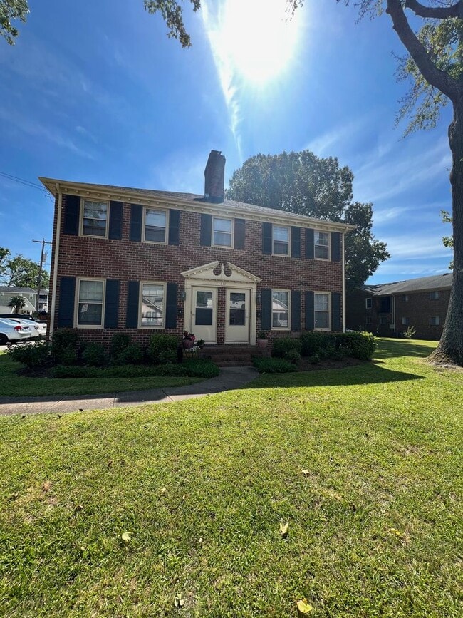 Building Photo - 2BD/1.5BA minutes from the Oceanfront!