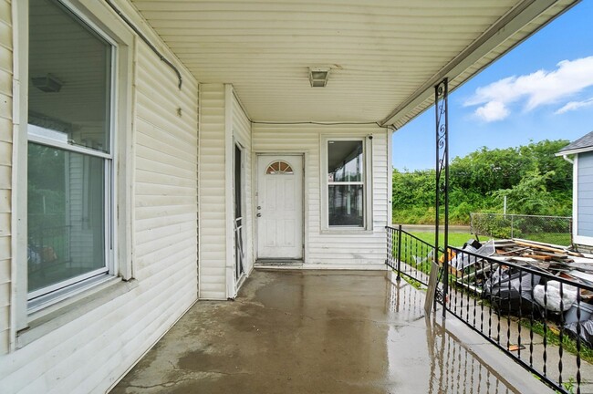 Building Photo - Newly Renovated, Large Home in Dayton!!
