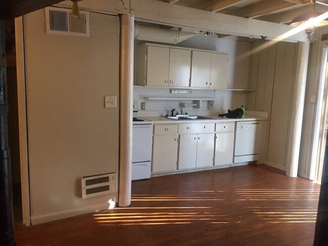 Building Photo - Unique & Affordable 2 Bedroom on Eastside ...