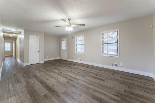 Building Photo - 5700 Tracy Dr SE