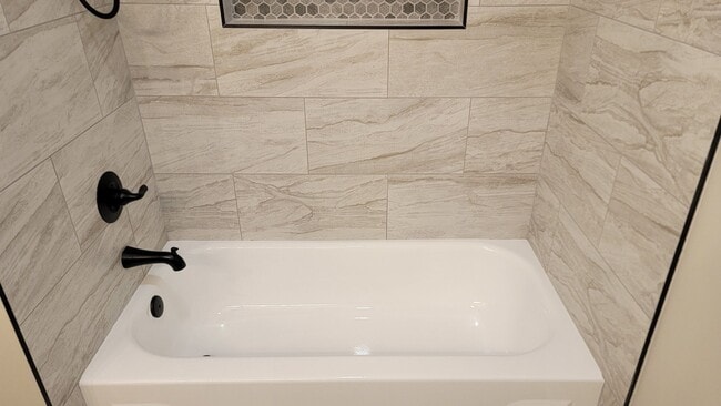 Building Photo - Beautifully Renovated North Raleigh Home – Prime Location!
