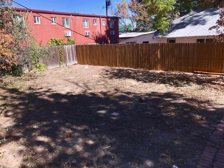 Building Photo - 1446 Valentia St