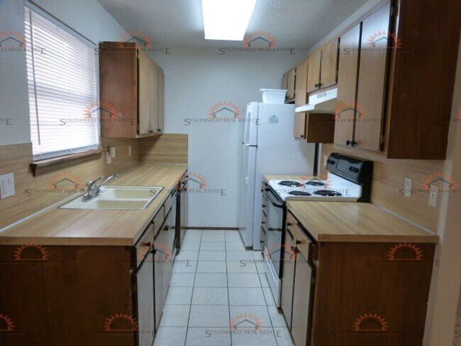 Building Photo - 1204 W Manana Blvd