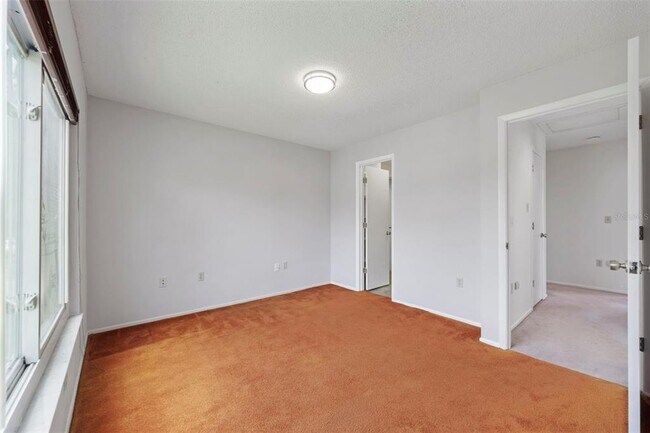 Building Photo - 8006 Oak Dr