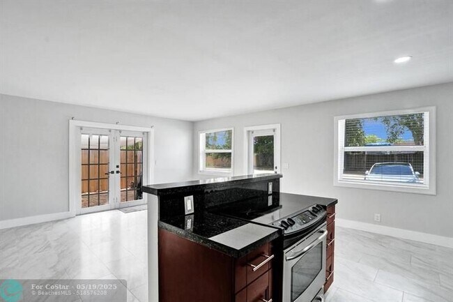 Building Photo - 802 SW 12th Ct