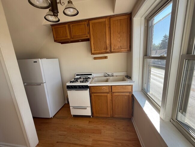 Building Photo - 156 Des Plaines Ave