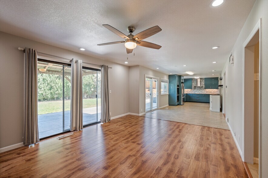 Building Photo - 3661 Slopeview Dr