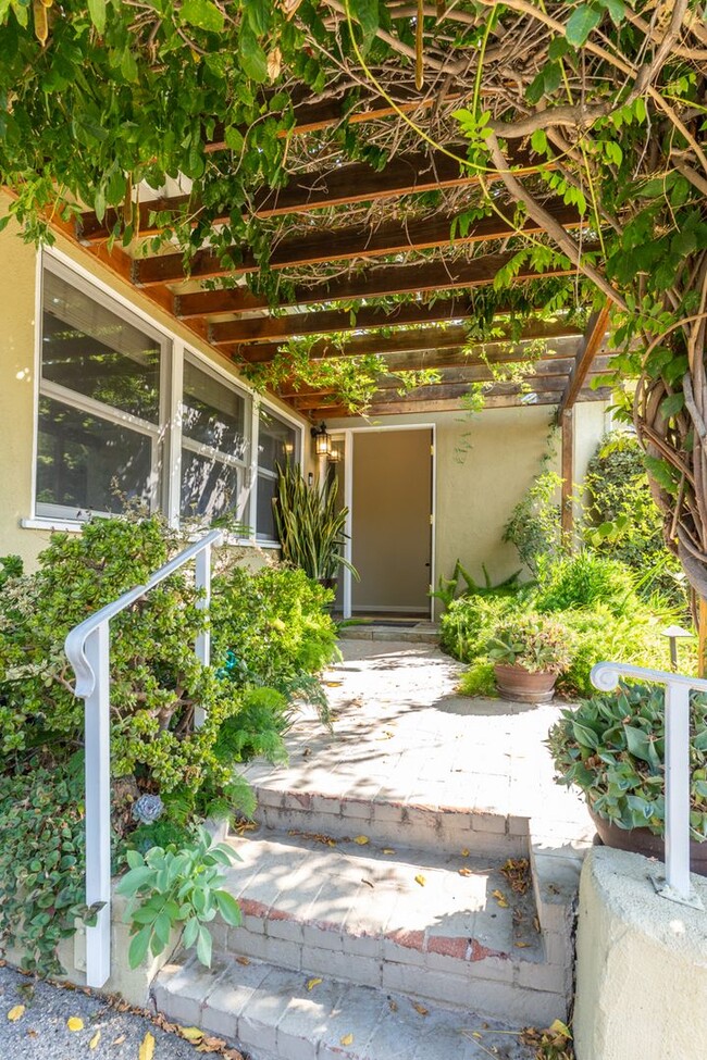 Building Photo - Beautiful 3b2b Home with Private Fenced Ya...