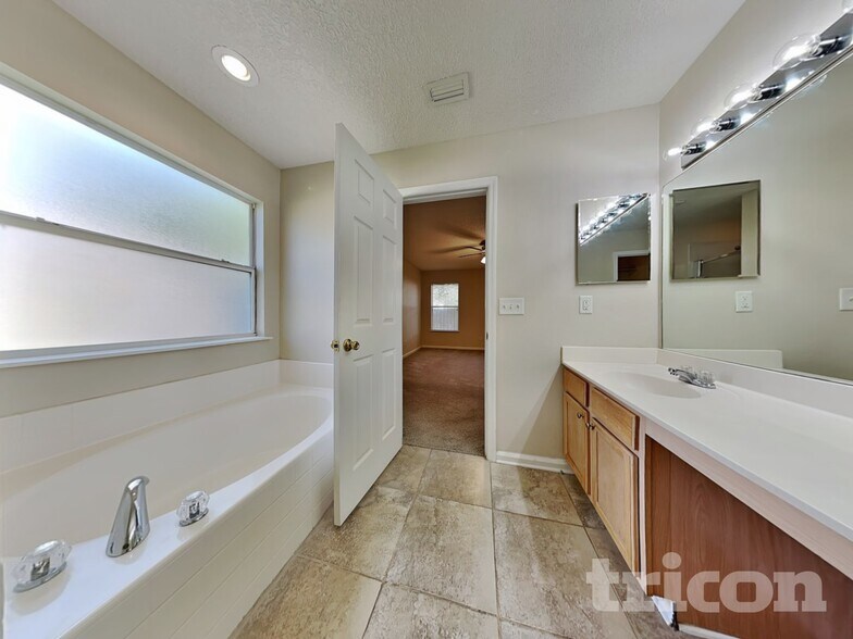 Building Photo - 7134 Beekman Lake Dr