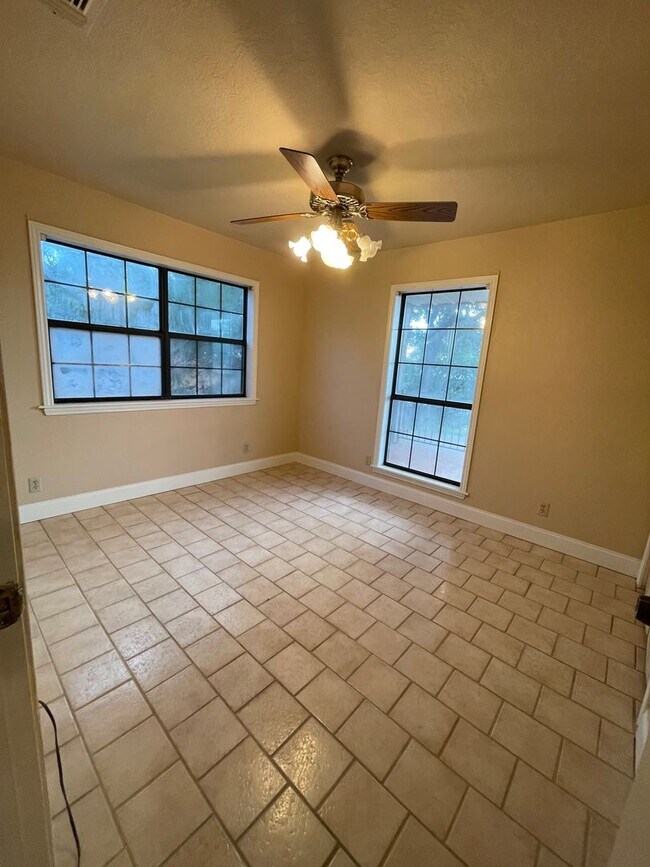 Building Photo - NEW ON MARKET