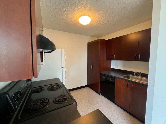 Building Photo - 1Bd/1Ba Home in Goose Hollow neighborhood ~ Secured Garage Parking and Additional Storage Unit!!!