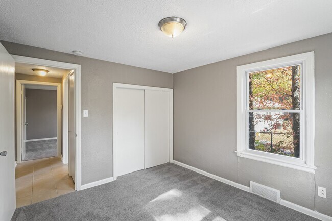 Building Photo - Charming 2 Bedroom Home in KCK! First Month Rent Free!