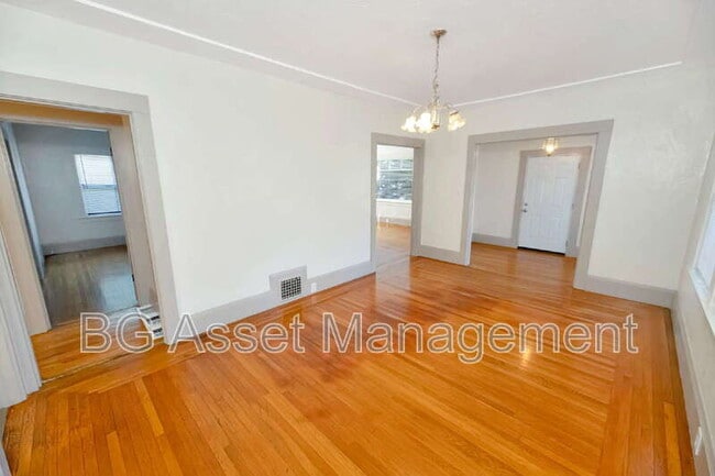 Building Photo - 3808 Lakeshore Ave