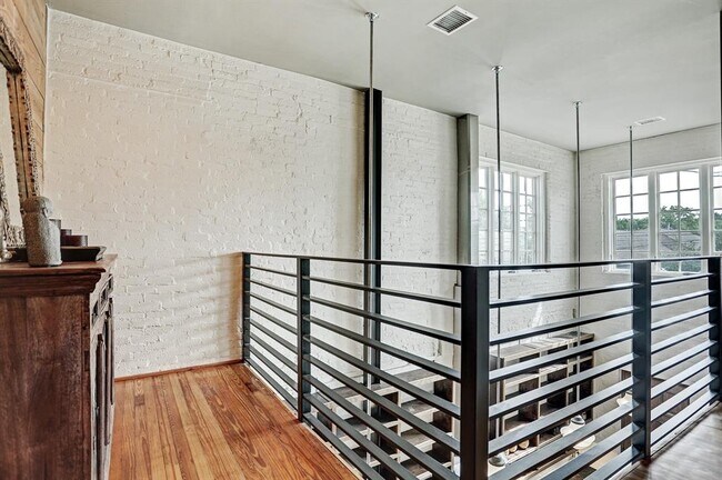 Building Photo - 808 Coronado St