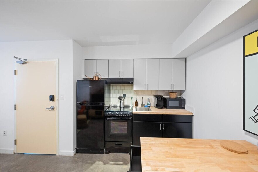 Building Photo - 2 Hust Alley