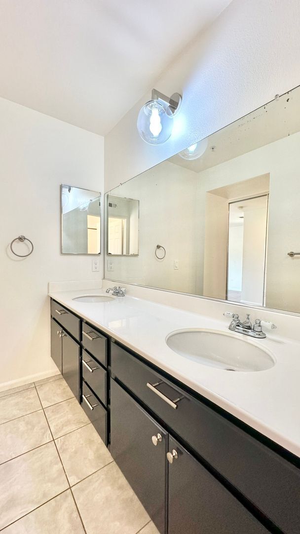 Building Photo - Lovely Two-Story Home in The Heights Overl...