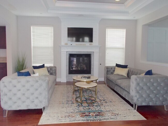 Building Photo - Spacious 4 Bed / 5 Bath Two-Story Home wit...