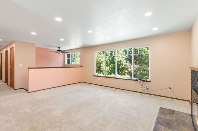 Building Photo - Huge fully fenced dog yard! RV/Boat extra parking! 4 bdrm 2.25 bath. Minutes to I-5, Everett Mall...