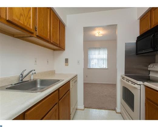 Building Photo - 3301 Valley Dr