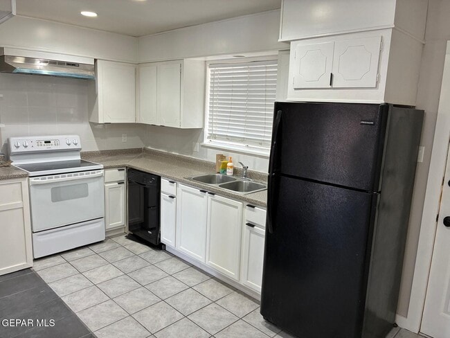 Building Photo - 6509 Escondido Dr