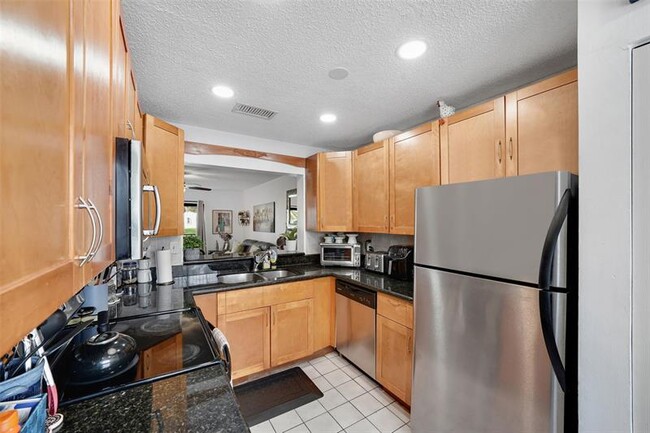 Building Photo - 9468 S Palm Dr