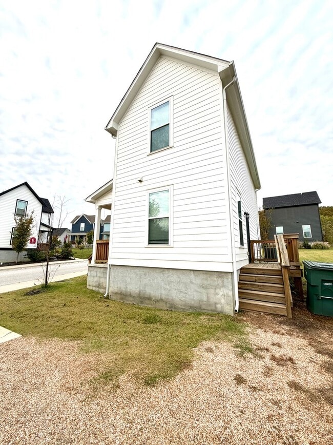 Building Photo - $2,200 Move-In-Special