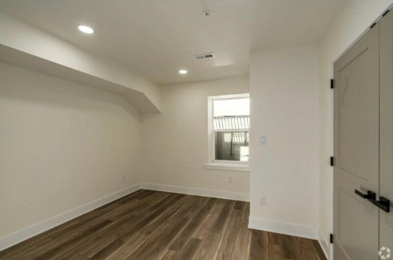 Building Photo - 2500 E Tioga St