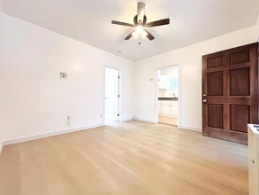 Building Photo - 727 E 81st St