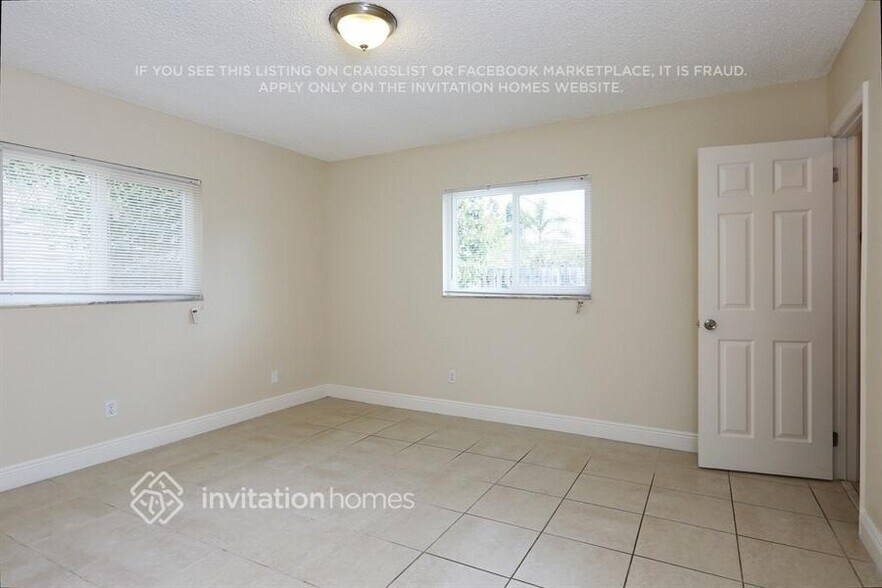 Building Photo - 4904 SW 90th Ave