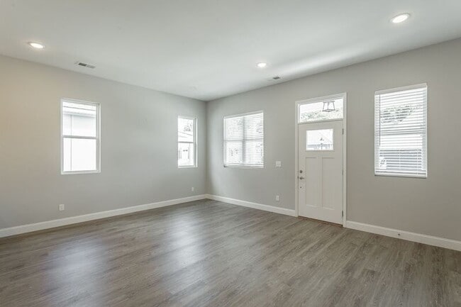 Building Photo - 549 Strong Ave