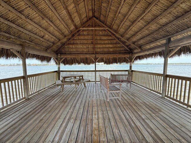 Building Photo - 225 N Lakeshore Dr