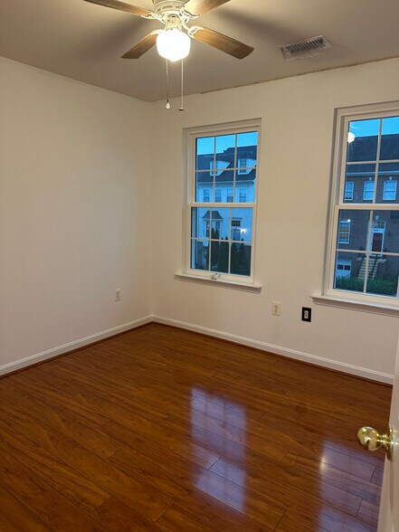 Building Photo - 644 Springhouse Square SE