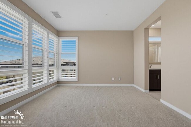 Building Photo - Modern and Stylish 2Bdm 2.5Ba Home in the Civita Community of Mission Valley!
