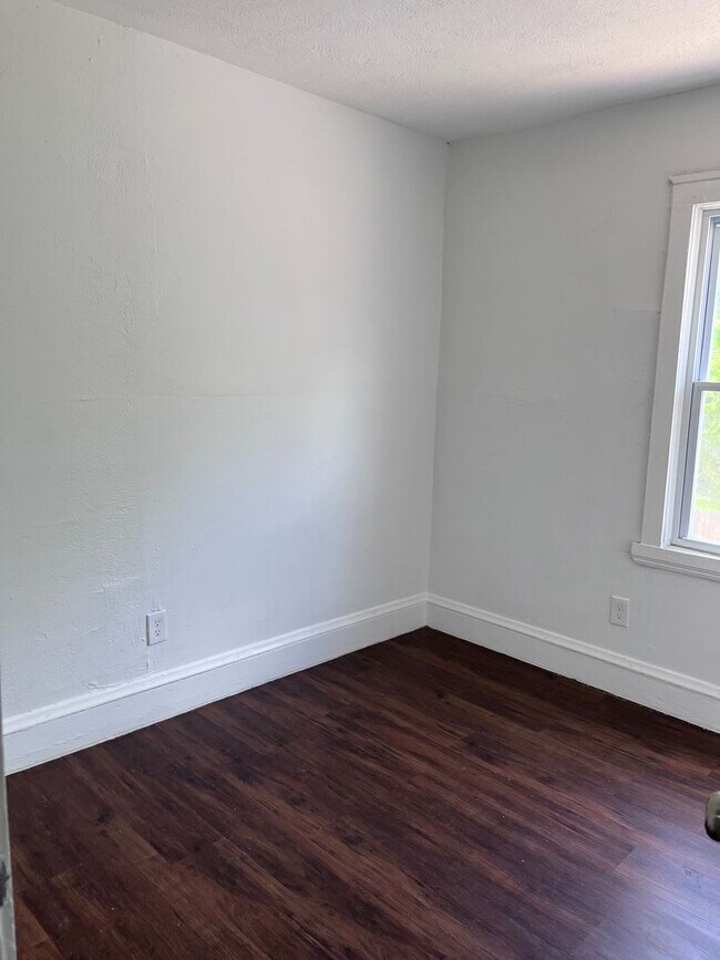 Building Photo - 3-Bedroom Home for Rent in Cleveland – Great Value!