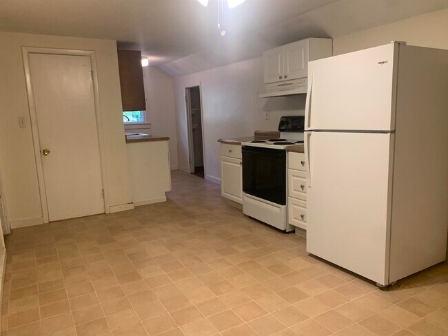 Building Photo - 354 Main St